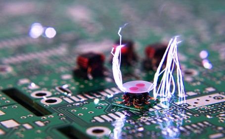 電子設(shè)備類工廠為什么必須穿防靜電安全鞋？